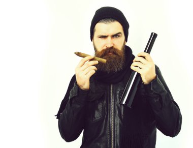 Sakallı, Kafkas hippisi elinde şişe, puro içiyor.