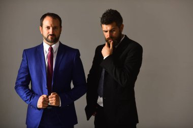 Erkeklerin sakal ve düşünceli yüzleri ile iş tartışmak.