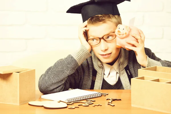 Genç, sevimli, küçük öğrenci.