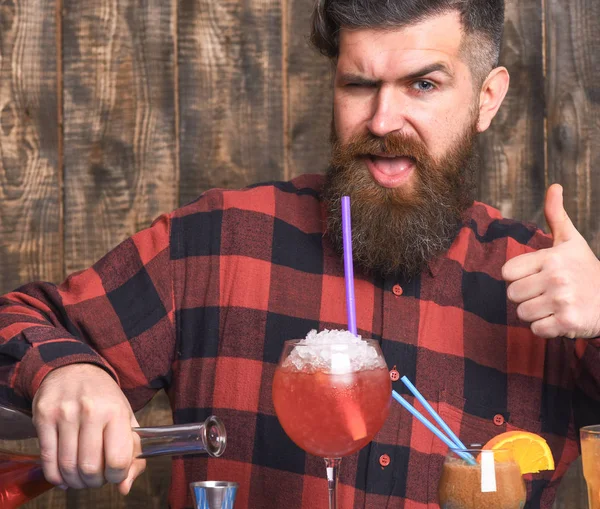 Yüzünde, gömlek giymiş adam yüz buruşturma ile genç neşeli hipster