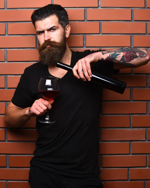髭と口ひげを持つ男はアルコール飲料を保持します — ストック写真