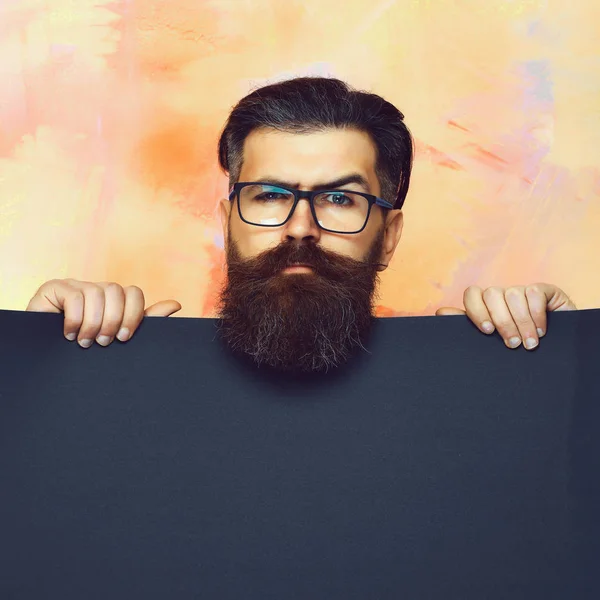 Бородатый мужчина, жестокий кавказский хипстер с усами в очках — стоковое фото