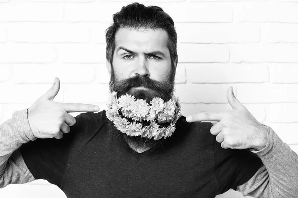 Hipster com flores em barba — Fotografia de Stock