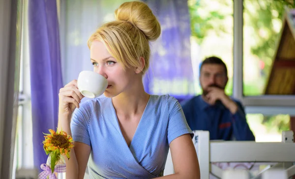 待っている 孤独の概念 彼女の後ろに男とカフェでコーヒーを飲むブロンドの髪の束を持つ穏やかな白人女 — ストック写真