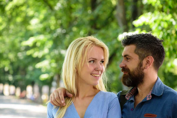 Man hugs gelukkig blonde vriendin, legde een hand op haar schouder. — Stockfoto