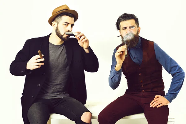 Két szakállas férfi, fehér, elegáns, bajuszos hipszter. — Stock Fotó