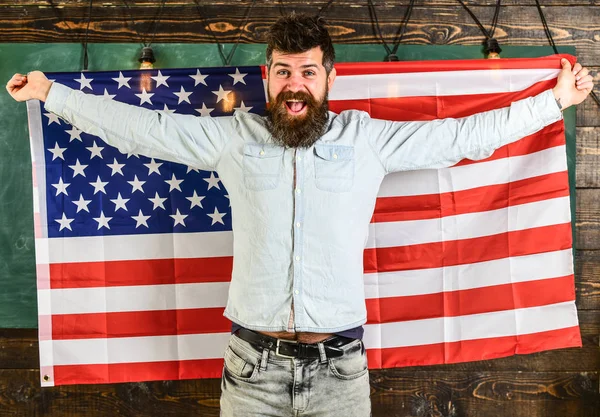 수염과 미국, 나무 배경의 행복 한 얼굴을 보유 하 고 국기에 콧수염 남자. 미국 교사는 미국 국기를 보유 하고있다. 미국 교육 시스템 개념입니다. 교환 학생 프로그램 — 스톡 사진