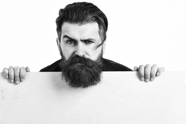 Baard brutale Kaukasische hipster met papier blad — Stockfoto