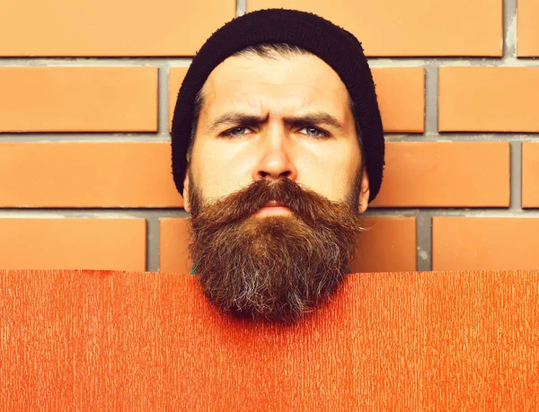 Barbu brutal hipster caucasien avec feuille de papier rouge — Photo