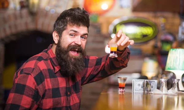 Hipster detém vidro com bebida alcoólica, coquetel curto . — Fotografia de Stock