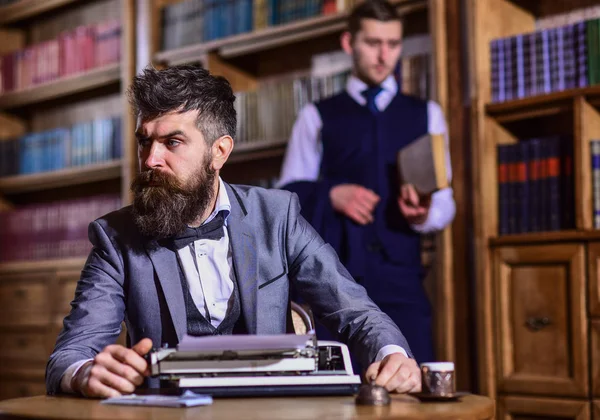 Uomo con barba e rigoroso lavoro viso con macchina da scrivere — Foto Stock