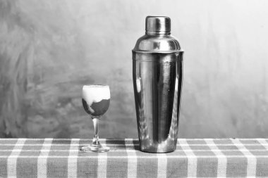 Taze alkolik, tek kollu, sallanan ve sallanan.