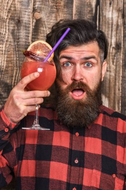 Hipster güçlü içki ya da kokteyl keyfini çıkarın. Adam alkol kokteyl tutar