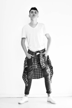 Beyaz arka plan üzerinde izole şık ciddi yakışıklı genç