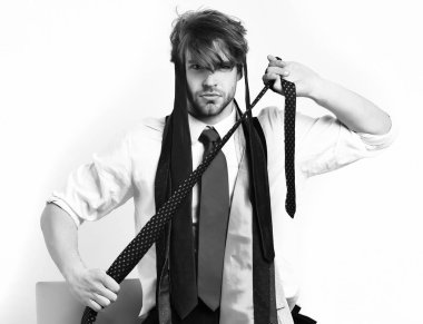 Sakallı, maço, beyaz tenli, renkli kravatlı bir adam.