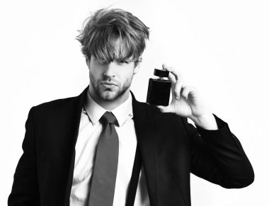 Beyaz tenli, parfümlü beyaz bir adam.