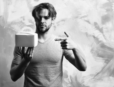 Kafkas sakallı seksi maço adam yemek kutusu tutuyor.