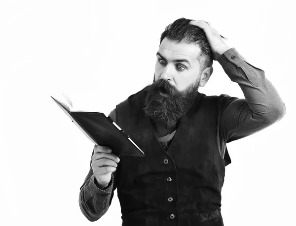 Bearded man holding notepad with surprised face — Stock Photo, Image