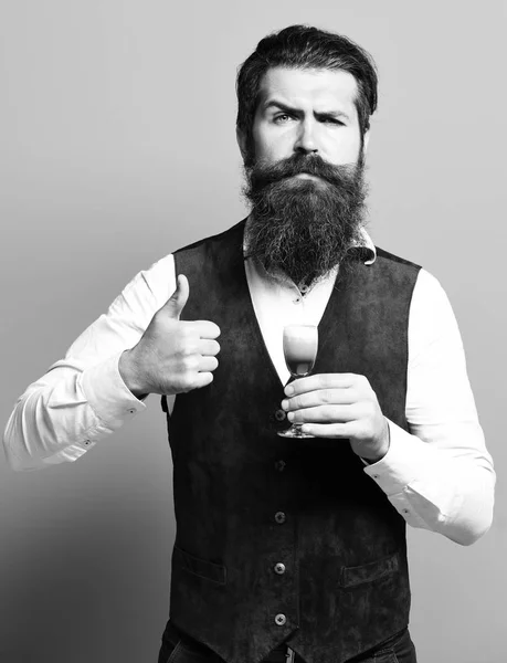 턱수염을 기르는 심각 한 사람 — 스톡 사진