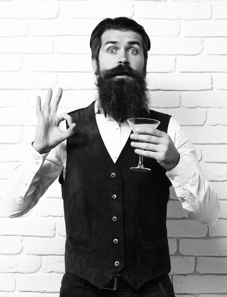 Şaşırtıcı yakışıklı sakallı adam — Stok fotoğraf