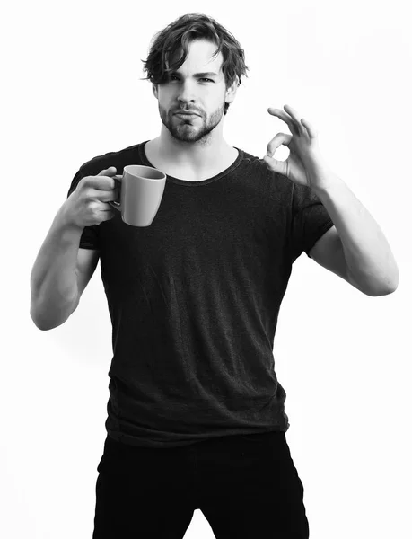 Blank sexy jong macho holding koffie kop of mok — Stockfoto