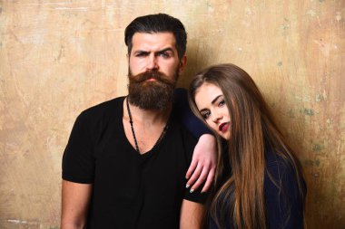 Sakal ve kız sarılmak bej duvar arka plan üzerinde olan adam.