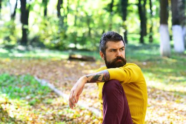 Gevşeme ve sonbahar zaman kavramı. Sıkı yüzü olan adam