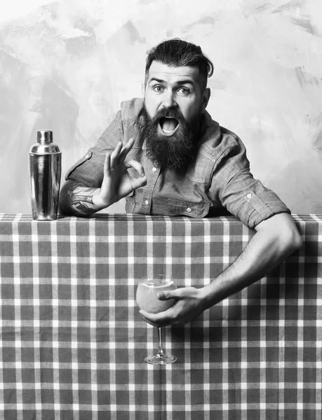 Brutaler kaukasischer Hipster mit tropischem Alkohol-Cocktail — Stockfoto