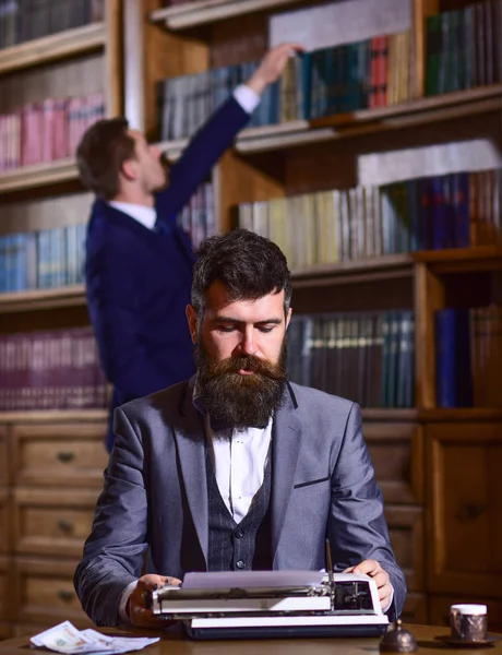 Scrivere Letteratura Concetto Uomo Con Barba Faccia Occupata Siede Biblioteca — Foto Stock