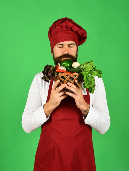 Junger Mann mit viel frischem, gesundem vegetarischem Gemüse — Stockfoto