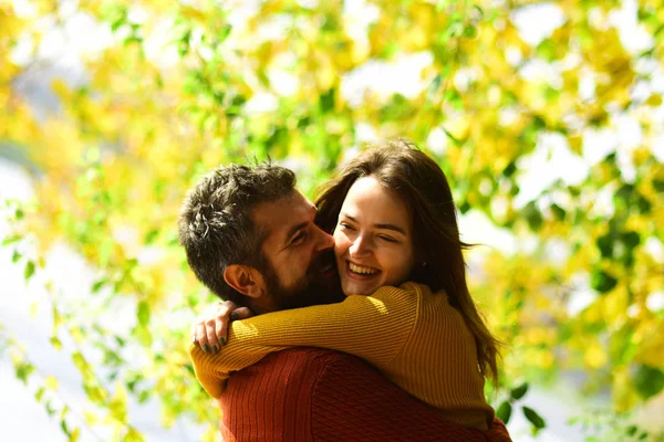 Άντρας και γυναίκα με χαρούμενα πρόσωπα σε φθινοπωρινά δέντρα — Φωτογραφία Αρχείου