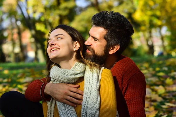 Mann und Frau mit glücklichen Gesichtern auf Naturhintergrund — Stockfoto