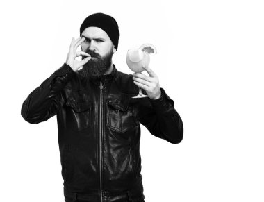 Kafkasyalı vahşi hippi elinde alkollü içecek ya da taze kokteyl tutuyor.