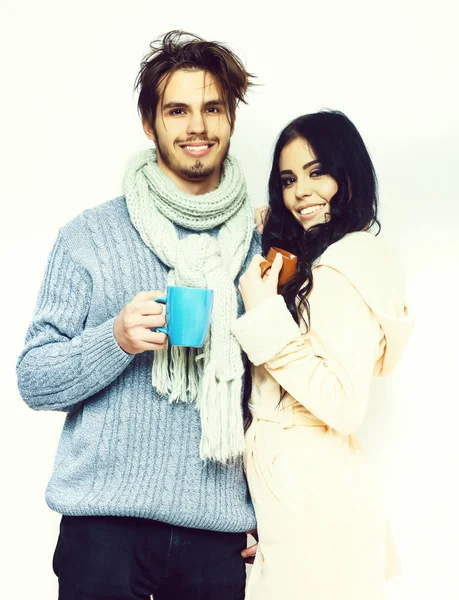 Encantadora sonriente feliz pareja sosteniendo tazas — Foto de Stock