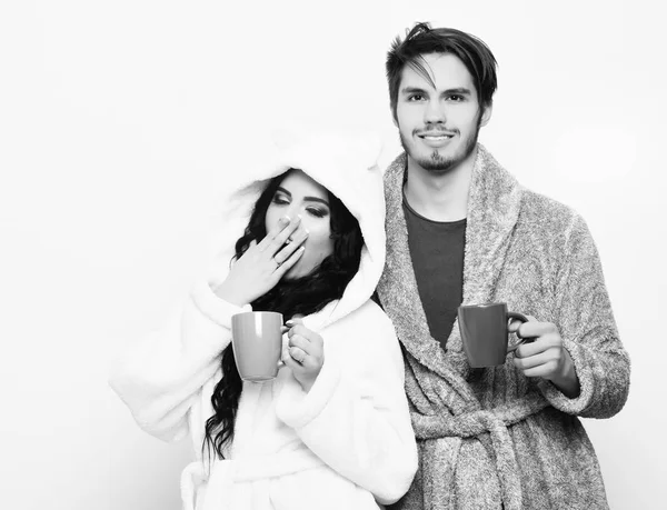 mutlu çift bardak tutan gülümseyen güzel