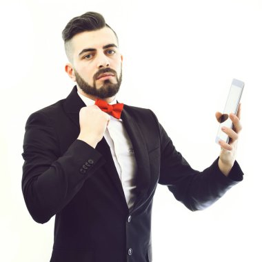 Sakal ve kırmızı papyon ve ciddi bir yüz ile işadamı