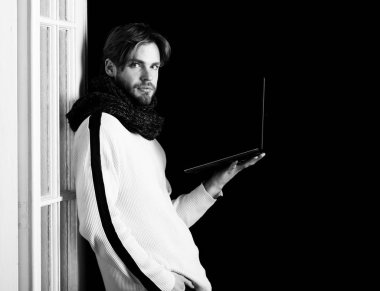 Laptoplu sakallı yakışıklı adam.