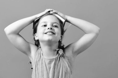 Öğrenci örgüler ve onlara kalem ile pembe elbiseli