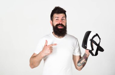 Sakal ve bıyık tutar Vr gözlük, beyaz arka planı olan adam. Mutlu yüz gadget işaret parmağı ile işaret hippi. VR teknolojisi kavramı. Adam Vr gözlük veya baş ile görüntü monte