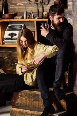 Kaç kitap ve mulled şarap, ahşap iç arka plan keyifli bir akşam geçirmek. Kız ve erkek rahat yüzleri sıcak atmosferinin keyfini çıkarın. Ormanda tatil çift. Duygulu akşam kavramı