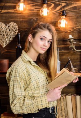 Şiir akşam kavramı. Ahşap vintage iç gündelik kıyafeti kız şiir tadını çıkarın. Kız sıcak atmosferde şiir okuma. Şiir okuma kitabı, Bayan kareli giysiler içinde rüya gibi yüz tutan