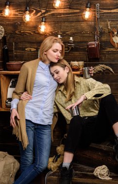 Arkadaşlar duygulu akşam, iç arka plan geçirmek. Arkadaşlar hugs süre var duygulu konuşma. Güvenen ilişki kavramı. Kızlar rahat yüzleri metalik kupalar tutun, coziness içecekler ile keyfini çıkarın