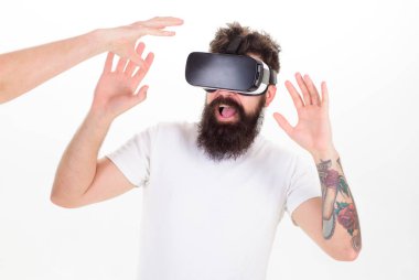 Vr gözlük, beyaz arka planda sakallı adam. Sanal gerçeklik kavramı. Adam kafa monte ekran ile sanal gerçeklik el ile etkileşim. Hipster eğlence için modern teknolojiler kullanın