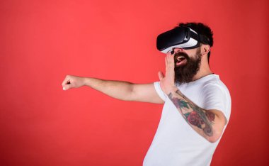 Vr sakallı sürüş araba, kırmızı arka plan gözlük. Sanal sürüş dersleri kavramı. Hipster araba sürüş ve modern dijital becerikli alet ile sanal gerçeklik el sallayarak mutlu yüz