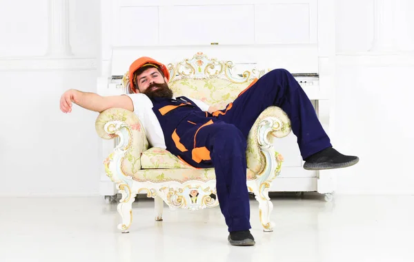 Trabajador barbudo acostado en sillón vintage aislado sobre fondo blanco. Cansado mover disfrutando de breve descanso — Foto de Stock