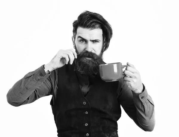 Homme barbu tenant tasse avec café, thé avec visage sérieux — Photo