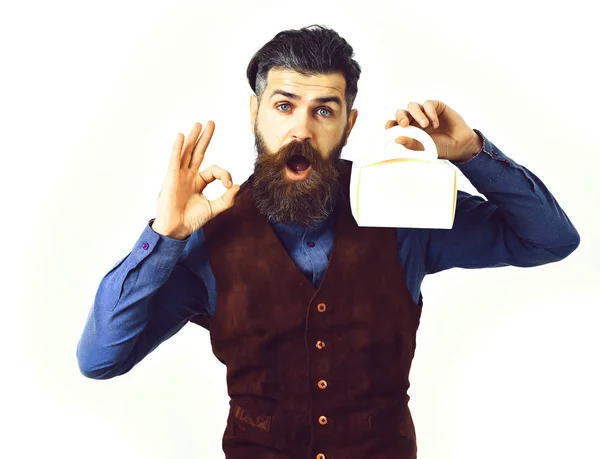 Homme barbu tenant boîte à lunch avec visage surpris — Photo