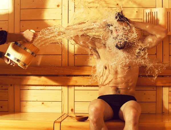 Wasserspritzer auf aufgeregtem Mann — Stockfoto