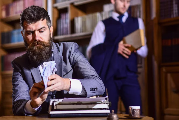 Scrivere e tasse concetto. L'uomo in abito vecchio stile detiene i soldi . — Foto Stock