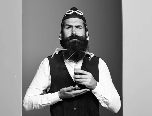 Серйозний красивий бородатий пілот — стокове фото